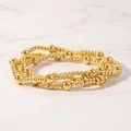 Set di tre braccialetti di perle impilabili con finitura in oro lucido su marmo - Perline Dorate Sovrapposte Stile Minimalista (JS-S24062001A)