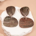 Dettaglio di orecchini geometrici in resina con trama marmorizzata marrone e verde - Caffè (Con Perno in Argento Sterling 925)