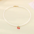 Dettaglio di collana di perle con ciondolo a ciliegia rossa e chiusura a moschettone oro - Stile Ciliegia Rossa Fresca e Vivace (KN292065-Z)