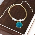 Bracciale bohémien fatto a mano con medaglia religiosa blu e perline dorate su corda - Blu