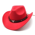 Détail macro du chapeau de cow-boy rouge en feutre avec emblème tête de taureau argentée - M (56-58cm) / Rouge