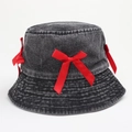 Cappello a secchiello in denim grigio scuro con tre fiocchi di raso rossi da donna - M (56-58cm) / Nero