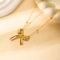 Élégant collier doré avec pendentif nœud et chaîne à billes sur fond neutre - Collier Nœud Papillon Asymétrique