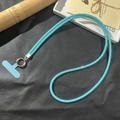 Cordon de téléphone croisé bleu clair scintillant avec anneau en métal et patch de fixation - Bleu