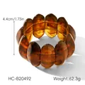 Vista detallada de la pulsera elástica de resina ámbar con motivo de carey y ancho 4,4 cm - Pulsera Ovalada de Ámbar Carey (HC-B20492)