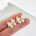 Elegantes pendientes de botón con forma de lazo dorado y esmalte rosa claro - Blanco