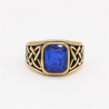 Anello vichingo dorato con gemma blu rettangolare e incisione a nodo celtico - US 7 / Oro Pietra Blu