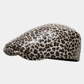 Vista detallada de la textura de cuero sintético brillante en la gorra con estampado leopardo - Gorra Ivy / Leopardo Beige