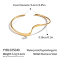 Detailansicht eines gewellten Edelstahl-Armreifs in Gold mit technischen Maßen - Wellenmuster Offener Stil (YYBL025048)
