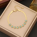 Bracelet en acier inoxydable doré avec pierres turquoise sur présentoir beige - 2# Bracelet