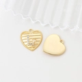 Detalle macro del colgante de corazón bañado en oro de 14k con letra L de circonita - Oro de 18K-Letra L
