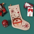 Calza di Natale beige con stampa a renna e decorazioni festive su sfondo verde - Calza Natalizia Stampata - Renna