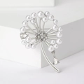 Dettaglio della spilla a dente di leone con montatura in metallo, perle bianche e zirconi lucidi - Argento (MM-BR-3926-SL)