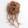 Rommelige knot met lange krullen van lichtbruin synthetisch haarstukje - Koperbruin