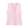 Primer plano de chaleco de punto rosa con cuello en V y botones dorados elegantes - S / Top Rosa