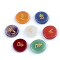 Set mit 7 runden Chakra-Heilsteinen mit goldenen Symbolen auf weißem Hintergrund - Unregelmäßig / Gravierte Version