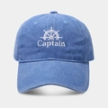 Detalle del bordado blanco Captain y el logo de timón en gorra de algodón azul lavado - Ajustable / Azul claro