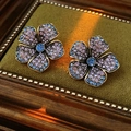 Macro di orecchini vintage a fiore con cristalli blu e viola su base di velluto verde - Viola (Perno per orecchini in argento sterling 925)