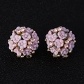Gros plan de boucles d'oreilles bouquet de fleurs vintage avec fleurs roses et cristaux - Violet