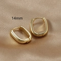 Dettaglio macro di orecchini a U placcati oro 14mm su elegante tessuto di seta champagne - Oro / 14mm