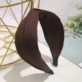 Diadema ancha de tela marrón oscuro con detalle de nudo y estilo minimalista - Café