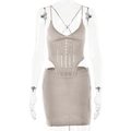 Détail d'un ensemble en tricot beige avec haut à découpes et mini-jupe assortie - S / Kaki