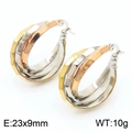 Detalle de pendientes de aro tricolores con facetas geométricas y dimensiones del producto - Facetado Geométrico Tricolor (KE109353-LO) / 23*9mm