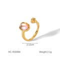 Makrodetail eines 18K vergoldeten offenen Rings mit Opal und gruppierten Goldblumen - Irisierender Edelstein Blumencluster Stil (HC-R30068)
