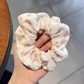 Witte kanten scrunchie met roze bloemenpatronen en elastische stoftextuur - #2 Roze Bloemenprint - 11 Cm