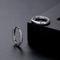 Pendientes de aro ovalados de plata con cristales micro-pavé sobre fondo negro con textura - Huggies de Circonita Pavimentada en Platino / Plateado