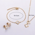 Maßangaben für das Schmuckset aus 18K Gold mit quadratischem Perlmutt-Anhänger - Weiße Muschel Dreiteiliges Set