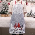 Delantal gris navideño con gnomos, bolsillos y copos de nieve para decoración festiva - Gris Tres Gnomos