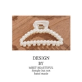 Elegante pinza para el pelo con perlas blancas estilo francés sobre madera - Semicírculo