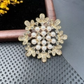 Detailansicht der Vintage-Schneeflocken-Brosche mit Goldfinish, Perlen und Kristallen - 4.2*4.2CM / BZ003 Schneeflockenform