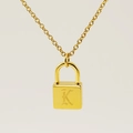 Collier à pendentif cadenas doré avec lettre K gravée sur une fine chaîne à maillons - Style Lettre K