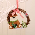 Weihnachtskranz aus Rattan mit handgefertigtem Filz-Rentier und roter Schleife als Deko - Elch