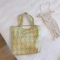 Détail du sac cabas en toile jaune à fleurs avec étiquette Natural patterns et coton doux - Jaune clair