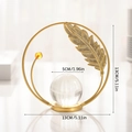 Escultura moderna de hierro dorado con bola de cristal y pluma decorativa para el hogar - Pluma