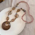 Primer plano detallado del colgante redondo de leopardo en un collar de cuentas boho - 5# Collar-Rosa-Estampado de Leopardo