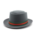 Detalle de sombrero de lana gris con cinta decorativa de rayas verdes y rojas - M (56-58cm) / Gris