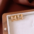 Gouden H-vormige oorbellen met baguette-geslepen zirkonia en wit emaille afwerking - 61# 925 Sterling Silver Earring Post-Gouden H Letter Logo Zirkonia Schelp Oorknopjes