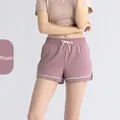 Pantaloncini sportivi viola 2-in-1 da donna con coulisse bianca e fodera in rete - 3XL / Viola