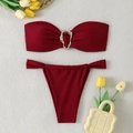 Detalle de bikini bandeau granate con aro dorado y braguita de corte alto a juego - S / Burdeos