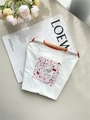 Détail des motifs brodés d'étoiles et de cerises sur le mini sac en tissu Oxford blanc - Broderie Étoile Cerise / Étoile à Cinq Branches Blanc