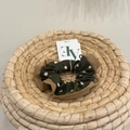 Dettaglio di elastico per capelli a doppio strato con pois verdi e velluto marrone - Scrunchie a Pois Patchwork Verde Scuro Marrone