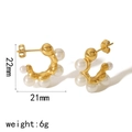Gros plan détaillé de boucles d'oreilles perles en C plaquées or 18 carats de 22x21 mm - Plaqué Or 18K