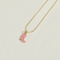 Detailopname van de roze emaille cowboylaars hanger aan een goudkleurige ketting met ster - Roze Cowboylaars (XL3105)
