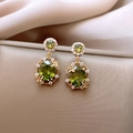Orecchini dorati con pietre preziose verde oliva e dettagli farfalla eleganti - Oro-Verde-Stile Farfalla