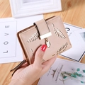 Damen Kurzgeldbörse in Beige mit Blattausschnitt-Design und Metall-Blattanhänger - Khaki
