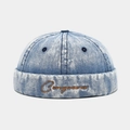 Berretto docker retrò in denim lavato con ricamo Conqueror in azzurro slavato effetto neve - Blu Medio